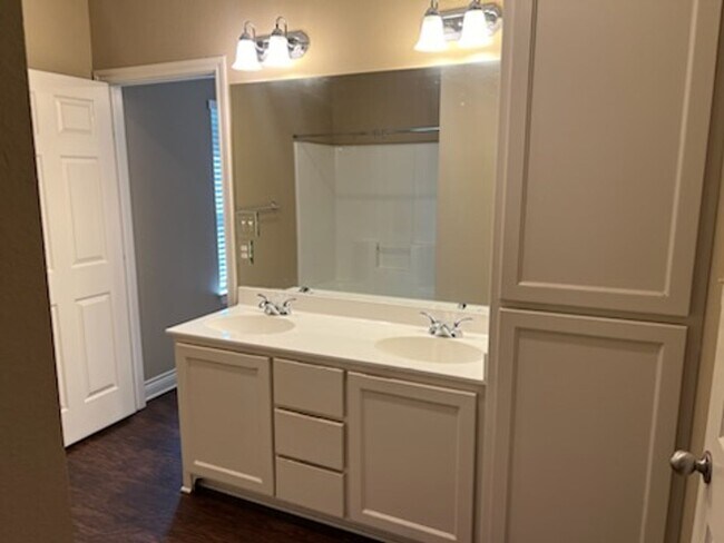 Building Photo - 3940 Mobley Cir