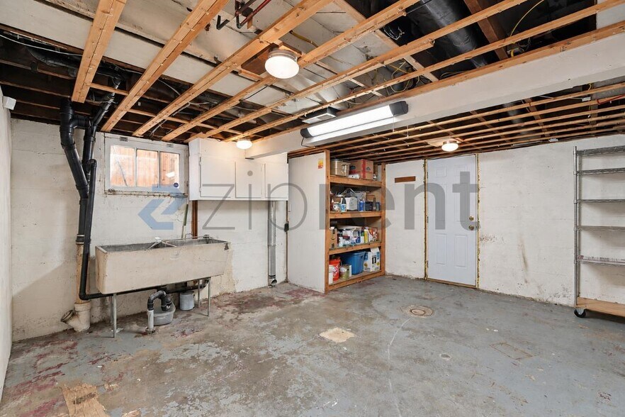 Building Photo - Unit