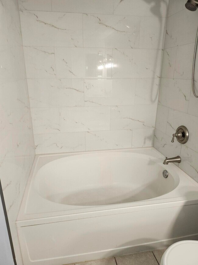 Building Photo - 802 Villa Cir