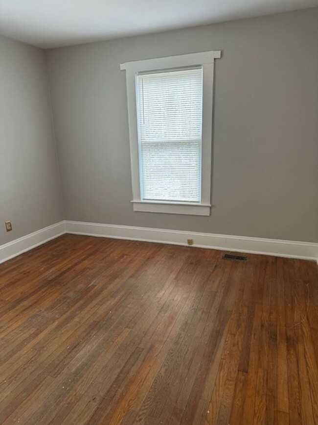 Building Photo - 2 Bedroom 1 Bath with Flex Space! Spartanb...