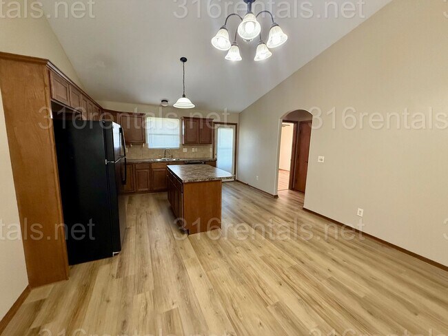 Building Photo - $1575 - 4 bedroom/ 2 bathroom - Gorgeous n...