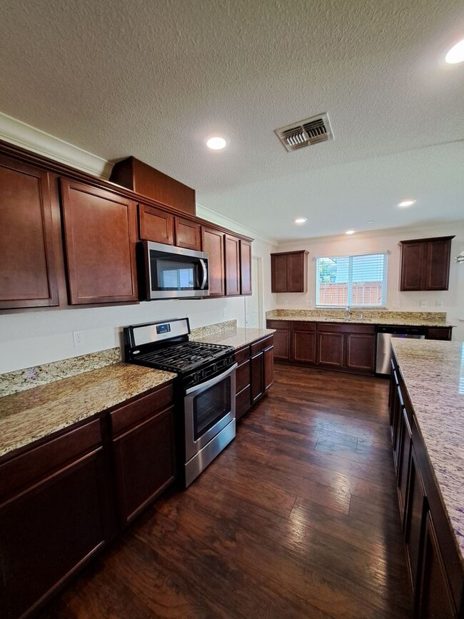 Building Photo - Move in Special: $500 Off the 1st Month's Rent – Stunning and Spacious Home – Don't Miss This!