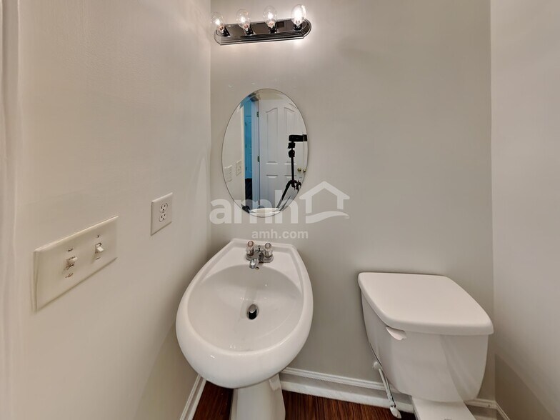 Building Photo - 3801 Wingdale Ct