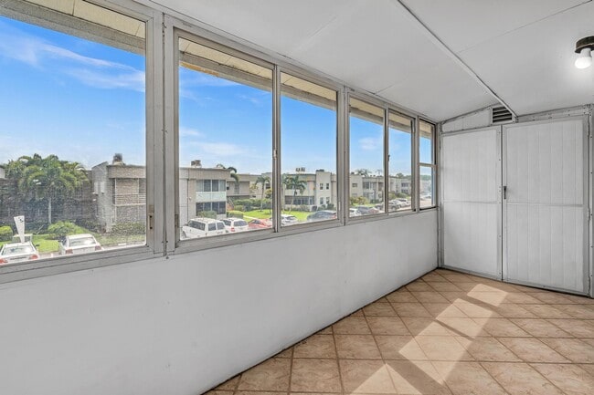 Building Photo - 365 Flanders Dr