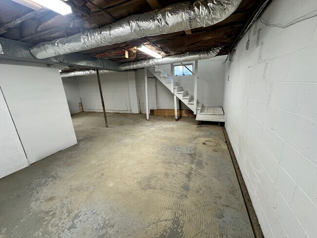 Building Photo - Fully Furnished House in Benton City Limits