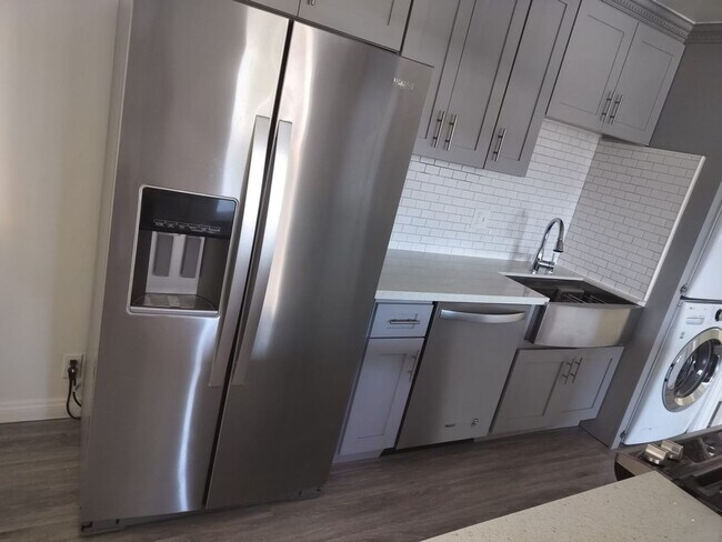 Building Photo - Top Floor Apartment, 1 Bed + 1 Car Garage, Long Beach