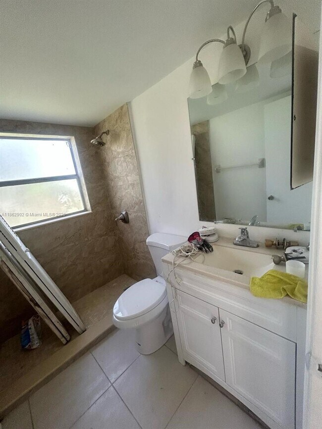 Building Photo - 820 Twin Lakes Dr