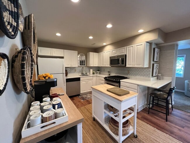 Building Photo - Carriage House