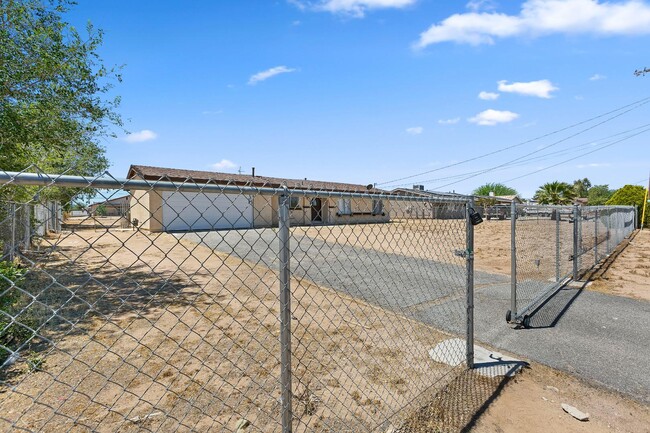 Building Photo - 15073 Mojave St