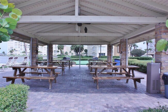 Building Photo - 4575 Cove Cir