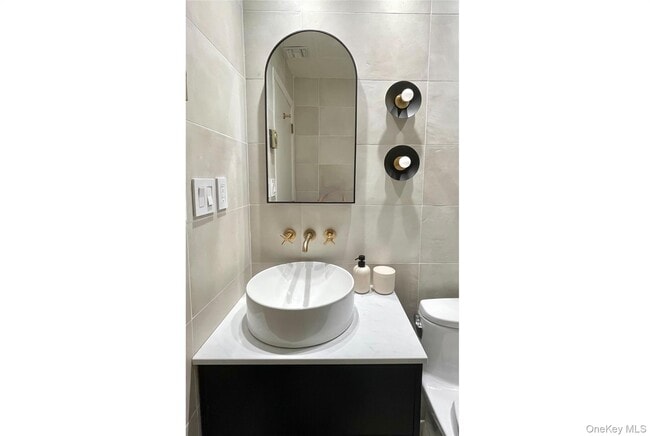 Building Photo - 1050 King St