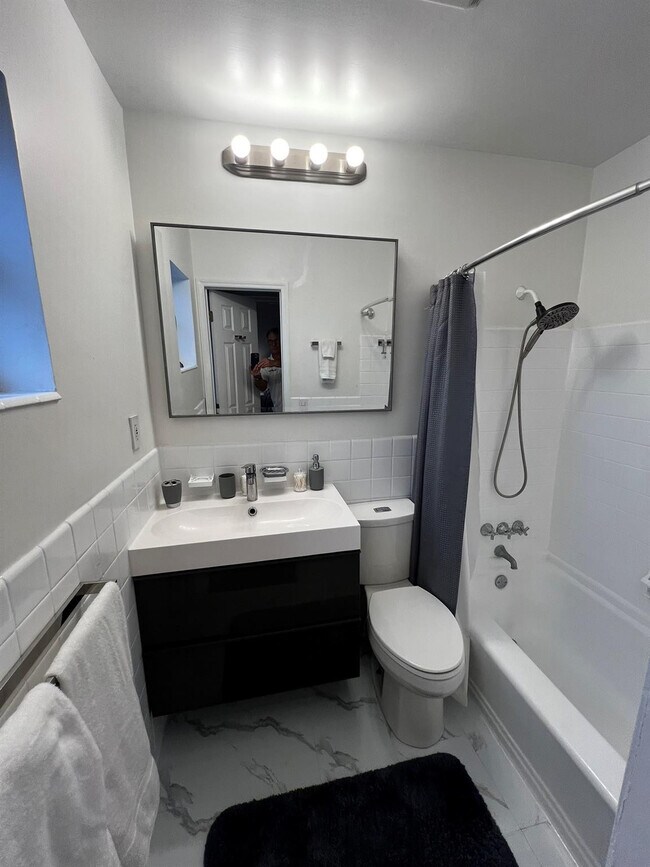 Building Photo - 904 NE 20th Ave