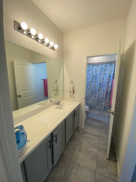 Building Photo - 10406 Bramble Berry Dr