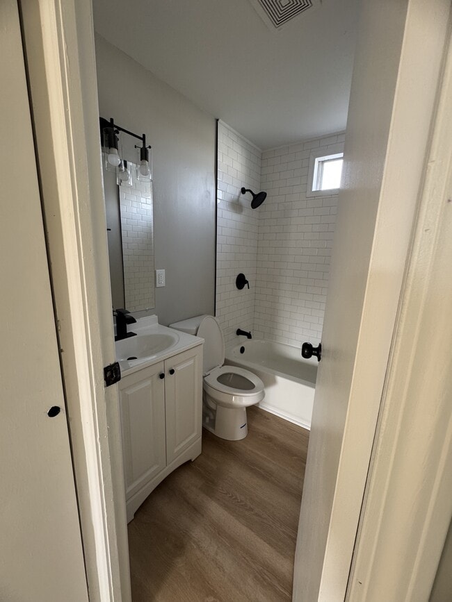 Building Photo - 580 Edgewood Dr