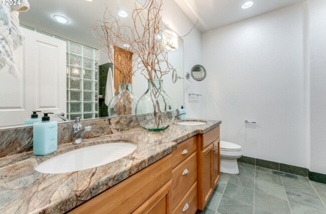 Building Photo - Elegant Riverfront Condo with Panoramic Vi...