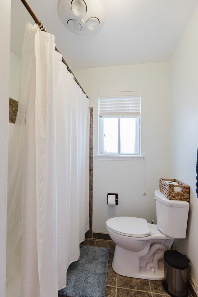 Building Photo - Adorable 3 Bedroom Home