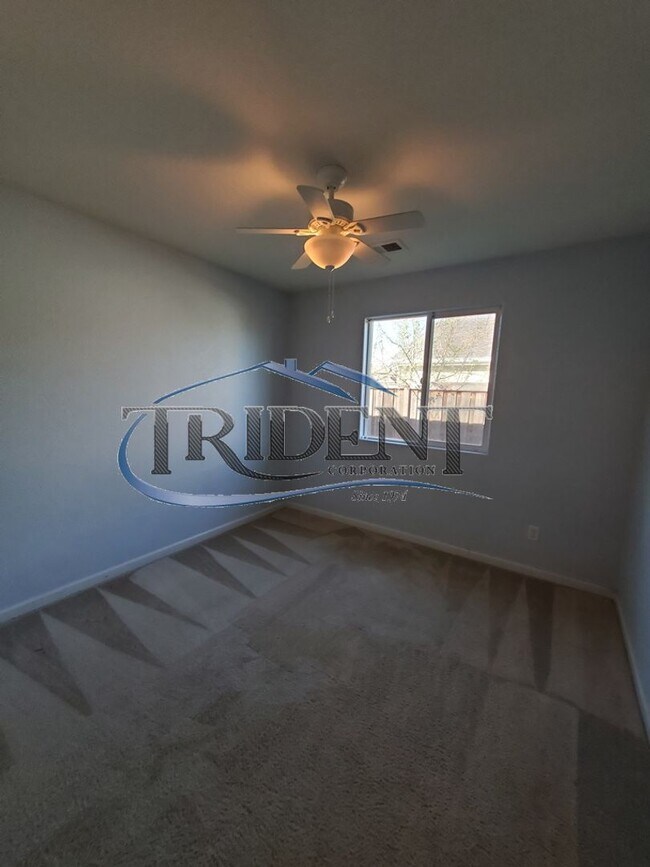 Building Photo - 3 bedroom bath near schools and parks