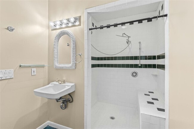 Building Photo - 609 Riverwood Dr