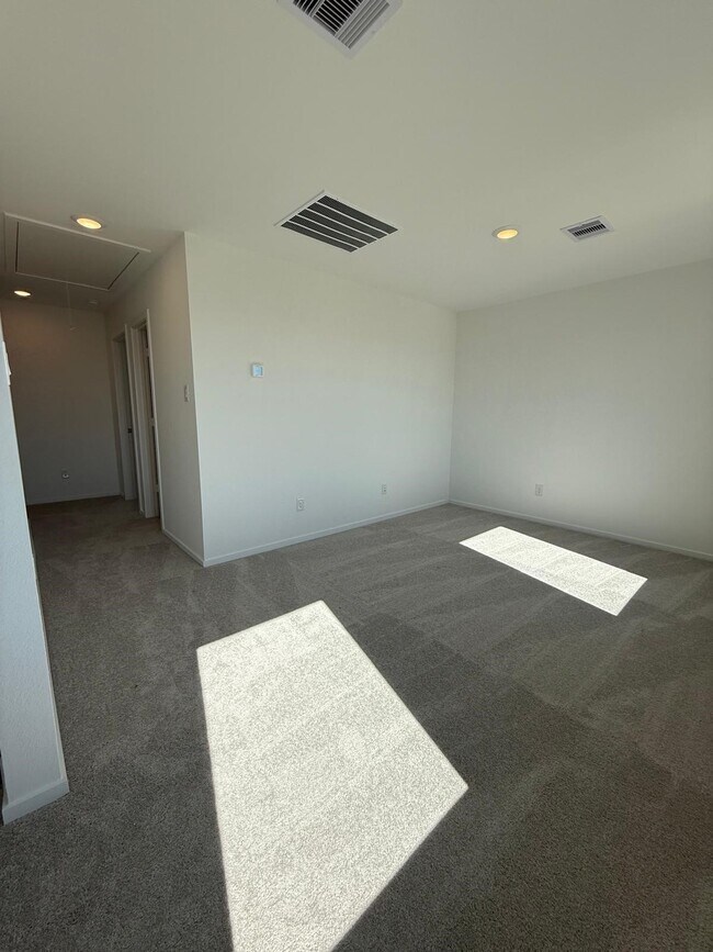 Building Photo - 3093 Fantasy Ter Dr