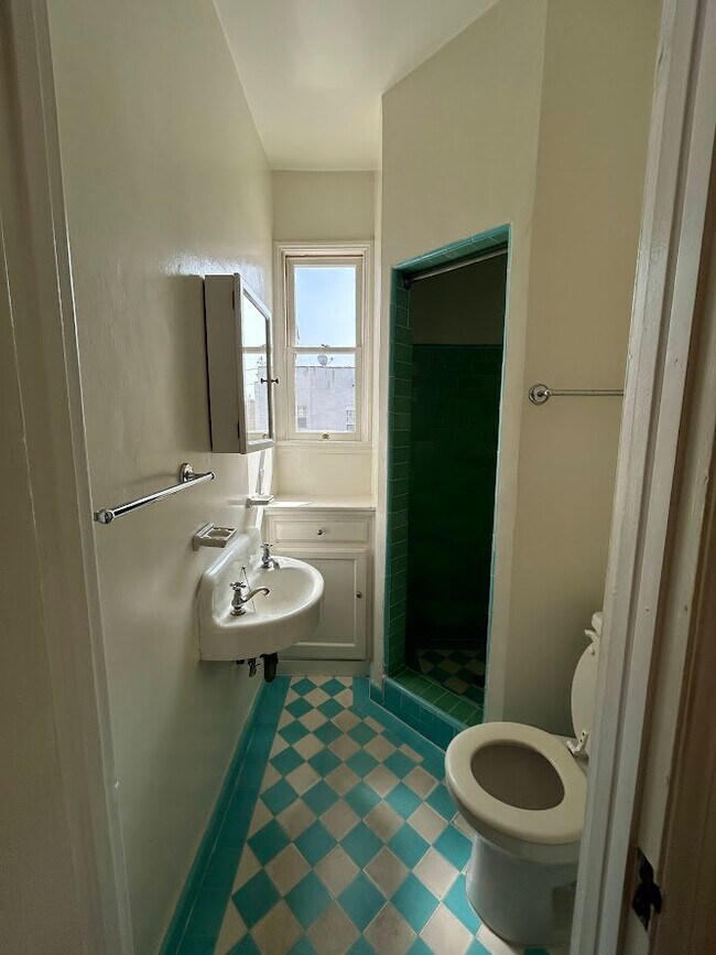 Building Photo - 1062 Masselin Ave