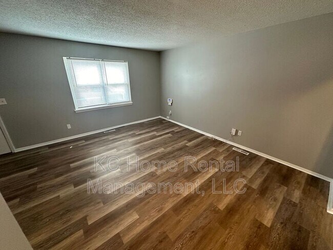 Building Photo - 222 N Oak Dr