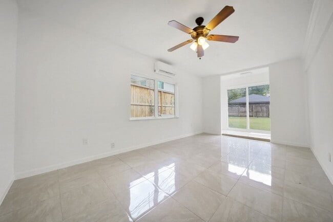 Building Photo - 10042 Briar Forest Dr