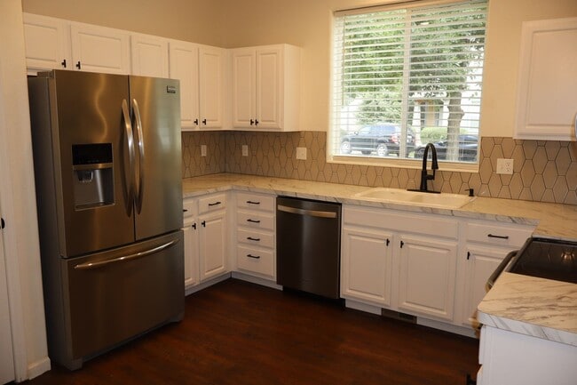 Building Photo - Beautiful Fort Collins 3 Bed, 2.5 Bath Townhome + $200 Off First Months Rent!