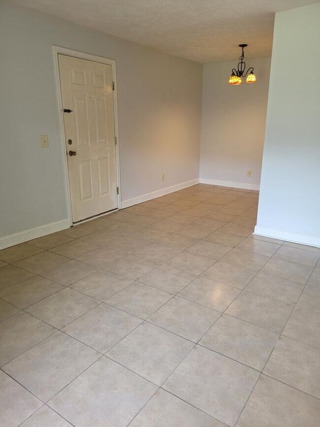 Building Photo - 1st Floor One bedroom One Bathroom with Wa...