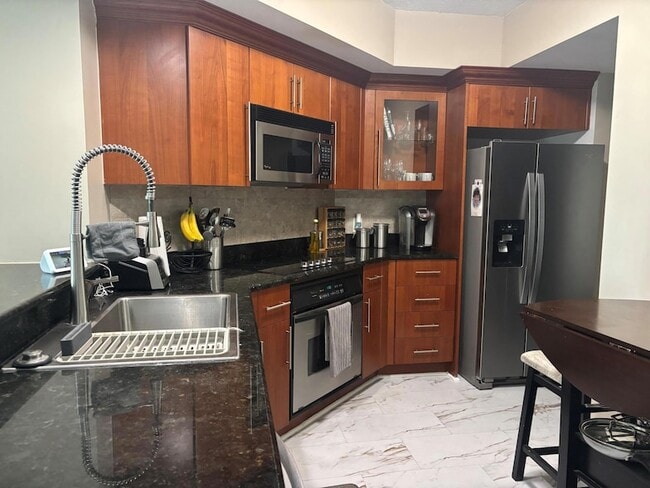 Building Photo - 401 SW 4th Ave