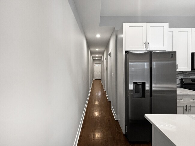 Building Photo - 1634 W Cermak Rd