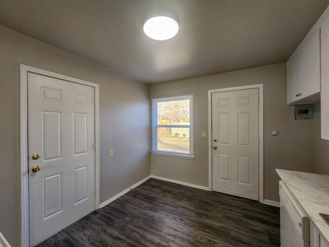 Building Photo - Cute 2 bed 1 bath house with 1 car garage