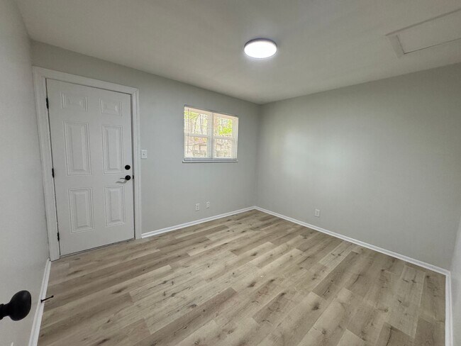 Building Photo - $2,195/month | 4 Bed | 2.5 Bath | 2,046 Sq Ft