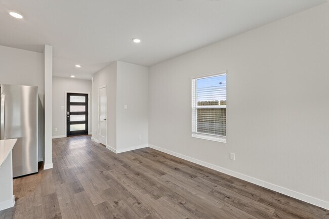 Building Photo - 7762 Bergamot Cir
