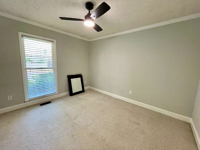Building Photo - 3-Bed, 3-Bath Townhouse In Lands End