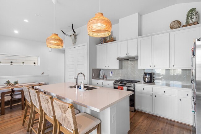 Building Photo - 502 W Donovan St