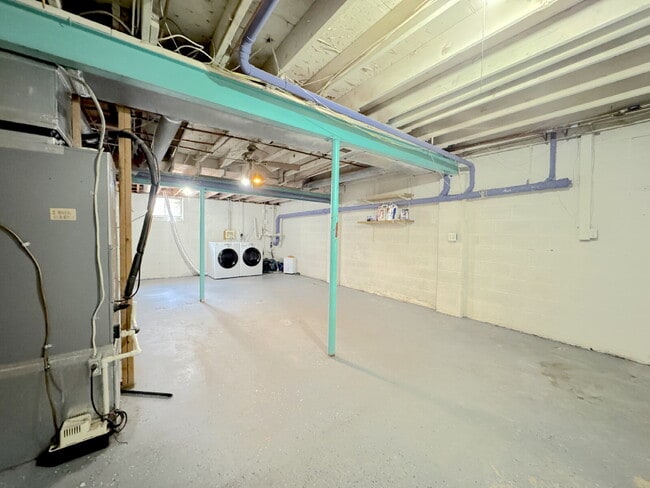 Building Photo - Inviting Townhome with Abundant Space & Co...