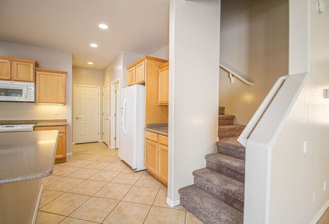 Building Photo - Check Out This Bright & Cheery Home