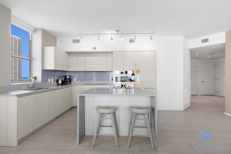 Building Photo - 4010 S Ocean Dr