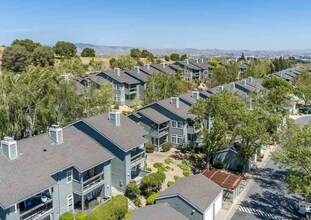 Building Photo - Fabulous Canyon Meadows Condo - Move-In Re...