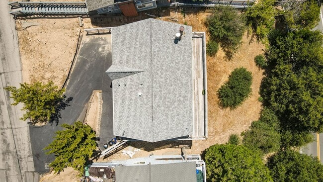 Building Photo - 4 Bedroom 2 Bath Level Entry Home