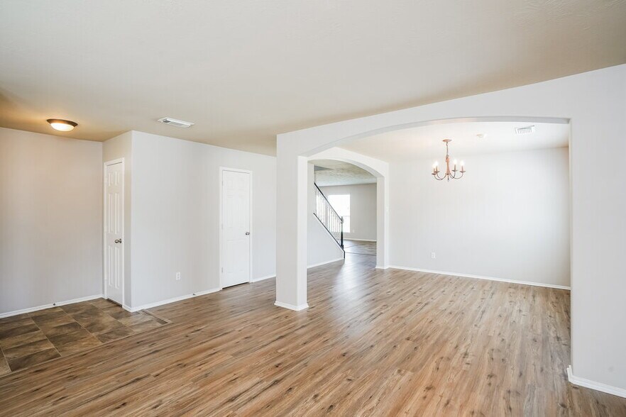 Building Photo - 2527 Floral Bloom Way