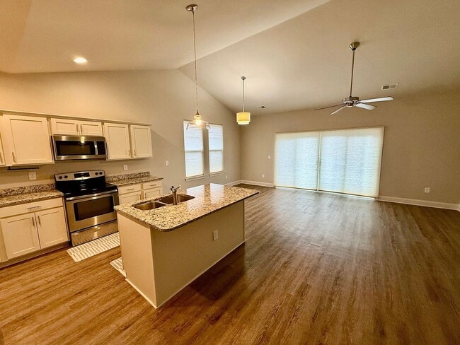 Building Photo - Modern 3 Bed/3 Bath End Unit Townhome - Close to Everything - GREAT PRICE!