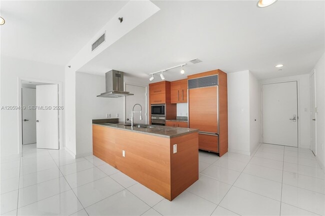 Building Photo - 495 Brickell Ave