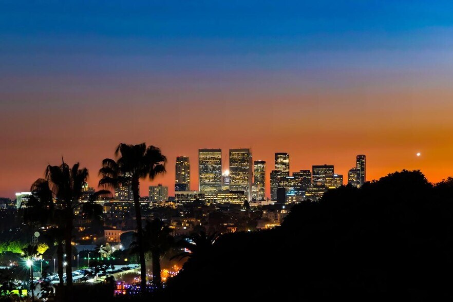 Building Photo - 8550 Holloway Dr