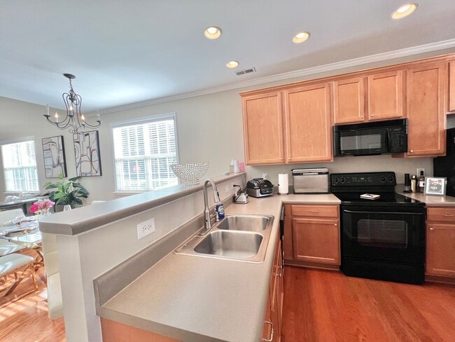 Building Photo - Beautiful 3BD, 2.5BA Raleigh Townhome in t...