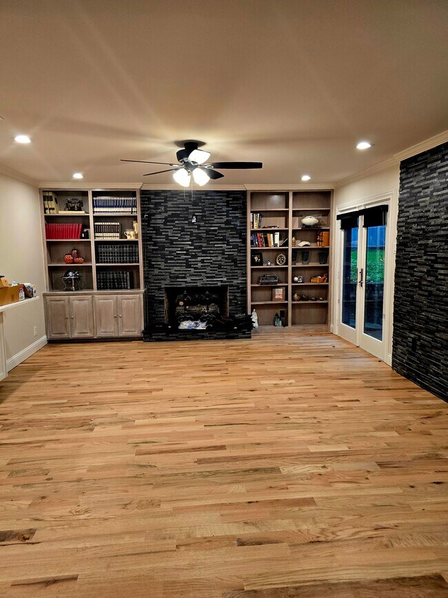 Building Photo - 8107 San Leandro Dr