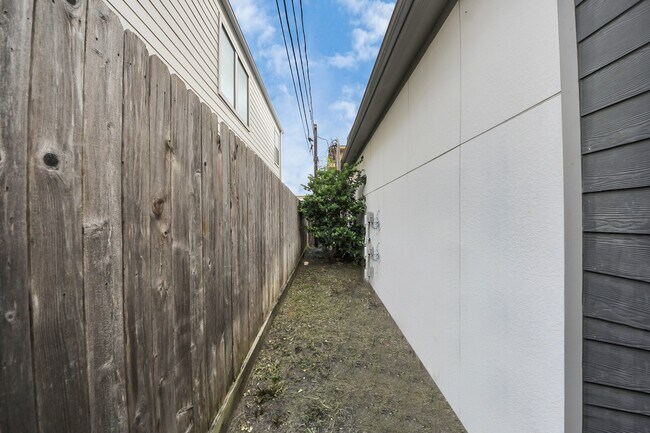 Building Photo - 9614 Riddlewood Ln