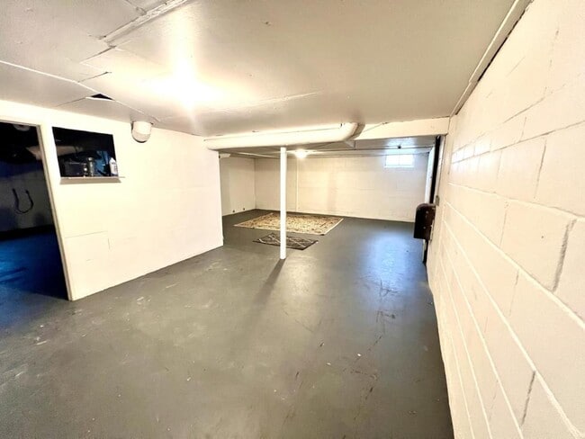 Building Photo - 252 Coovert St