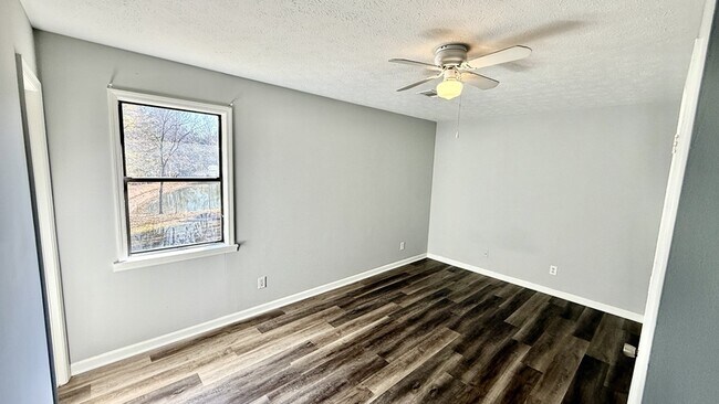 Building Photo - 110 Central Lake Dr