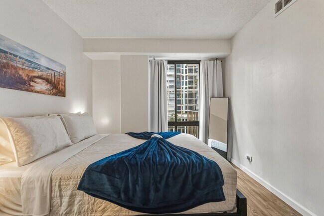 Building Photo - Downtown Honolulu Condo - AC . W/D . Full Kitchen